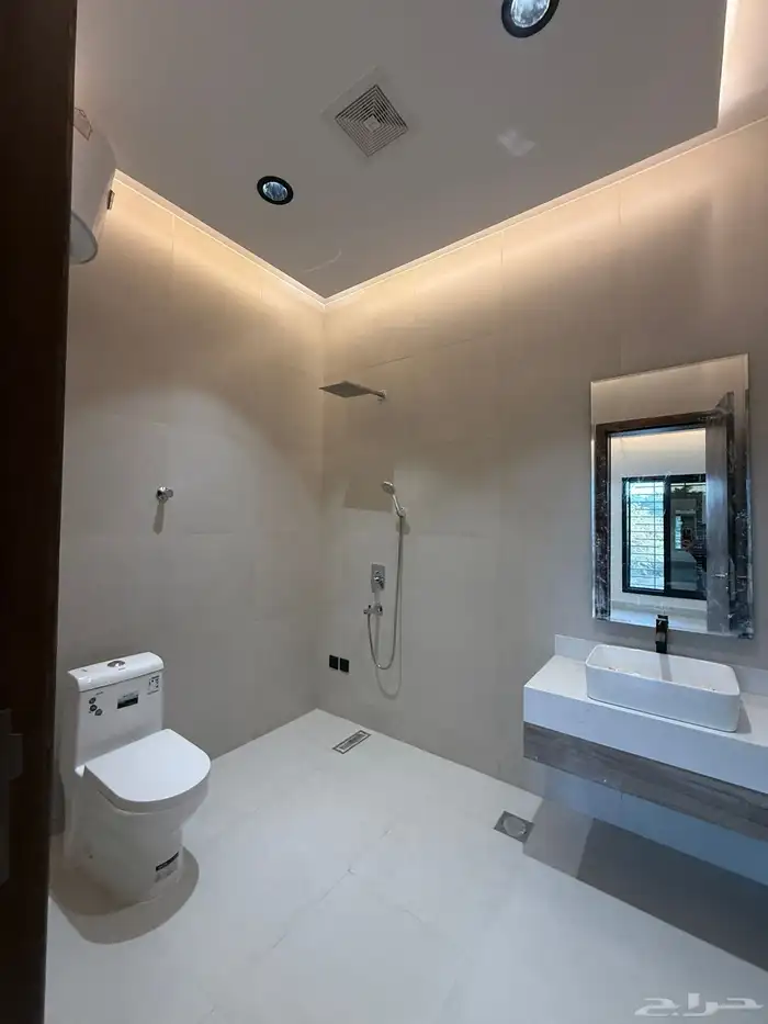 للبيع شقق علويه بملحق وشقق ارضيه بمداخل مستقله ف حي حسام 32