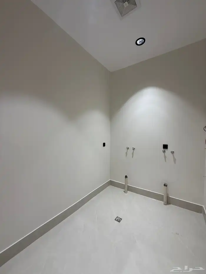 للبيع شقق علويه بملحق وشقق ارضيه بمداخل مستقله ف حي حسام 12