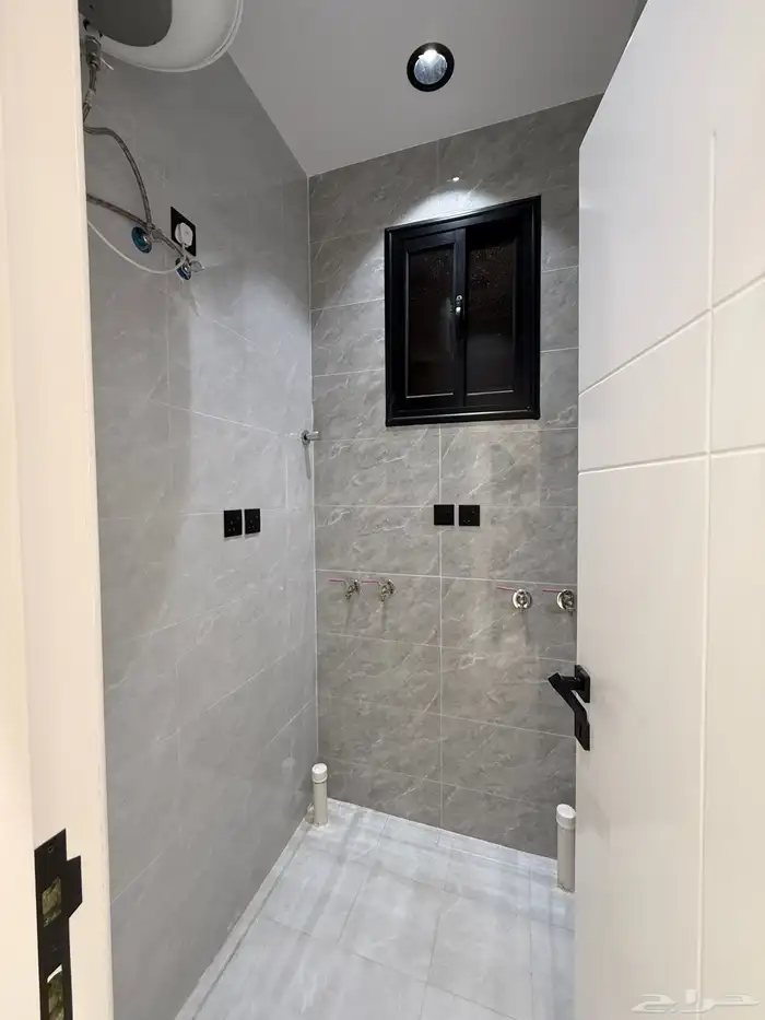 للبيع شقق علويه بمصعد وسطح خاص علي طريق ابها الخميس 8