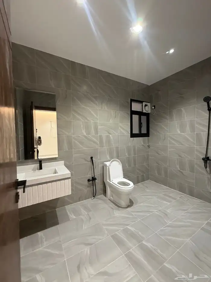 للبيع ارواف علويه وشقق ارضيه ببايكة سيارة ف احد رفيده 18