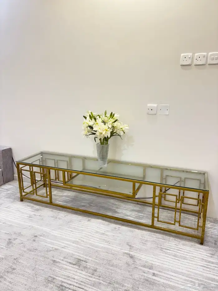 طاوله تلفزون ذهبي وقزاز جديده ونظيفه لها بس سنه 1