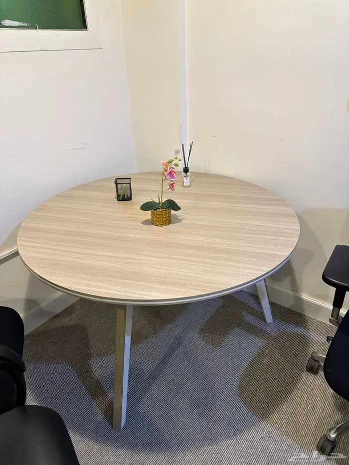 للبيع طاولة اجتماعات   بارتشن مع كراسي   نظيفة جدا 0