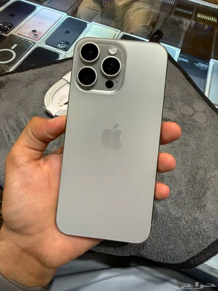 آيفون 15 برو ماكس 256 قيقاء نضيف جدا  ولا حكة وكالة 2