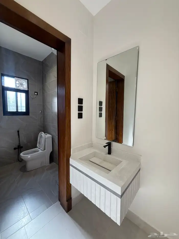 للبيع ارواف علويه وشقق ارضيه ببايكة سيارة ف احد رفيده 33