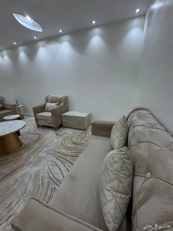 كنب   سجاد   طاولات كبيره رخاميه وزجاج 6 طاولات خدمه وستاره 1