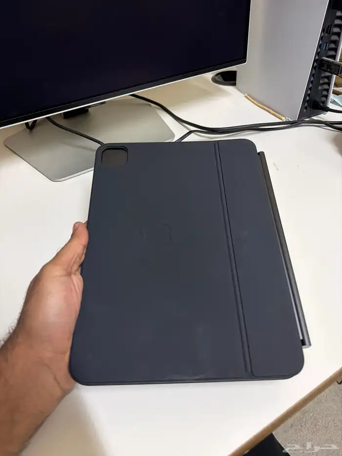 ايباد برو m4 11 انش مع ماجيك كيبورد 5