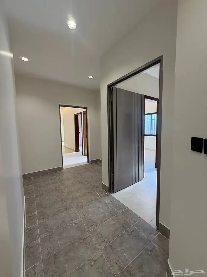 للبيع ارواف علويه وشقق ارضيه ببايكة سيارة ف احد رفيده 21