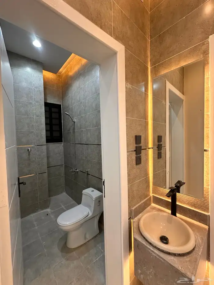 للبيع شقه ارضيه مدخل مستقل قريبه من دوار المنسك 4