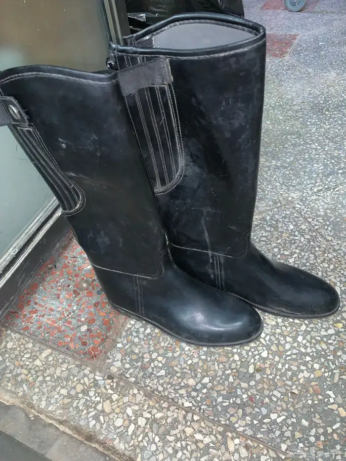 خوذه وبساطير فروسيه للبيع 2