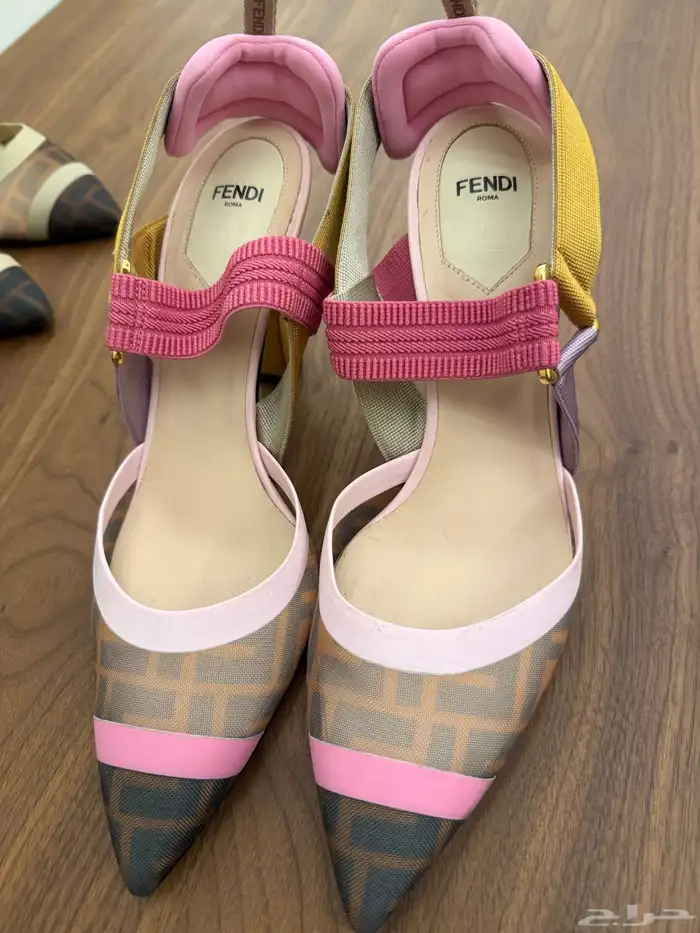 مجموعه من الصنادل والاحذيه من براندات عالميه جديد ومستخدم 23