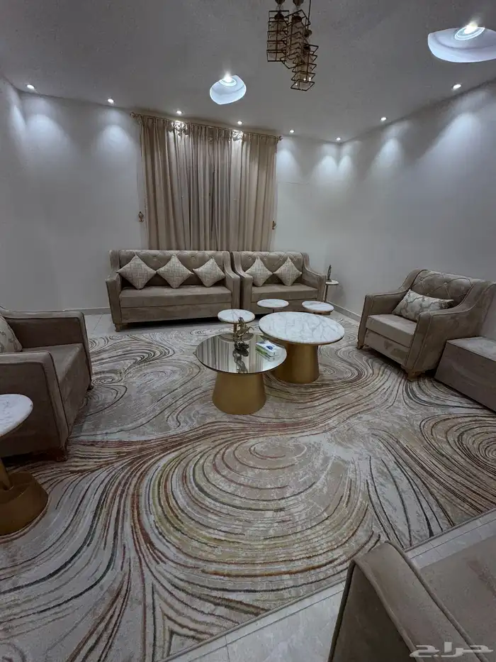 كنب   سجاد   طاولات كبيره رخاميه وزجاج 6 طاولات خدمه وستاره 0