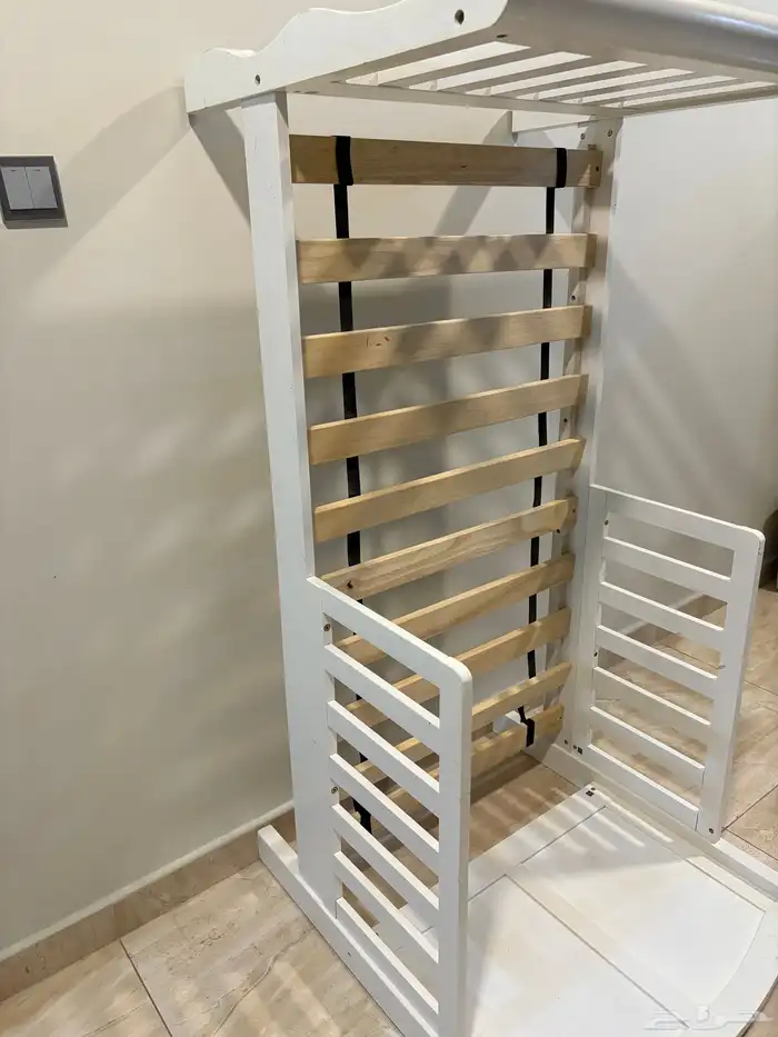 سرير أطفال من سنتربوينت مستعمل استعمال خفيف 0