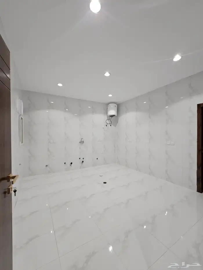 للبيع شقه ارضيه ببايكة سيارة وحوش وسيع ف ابها حي الزهور 6