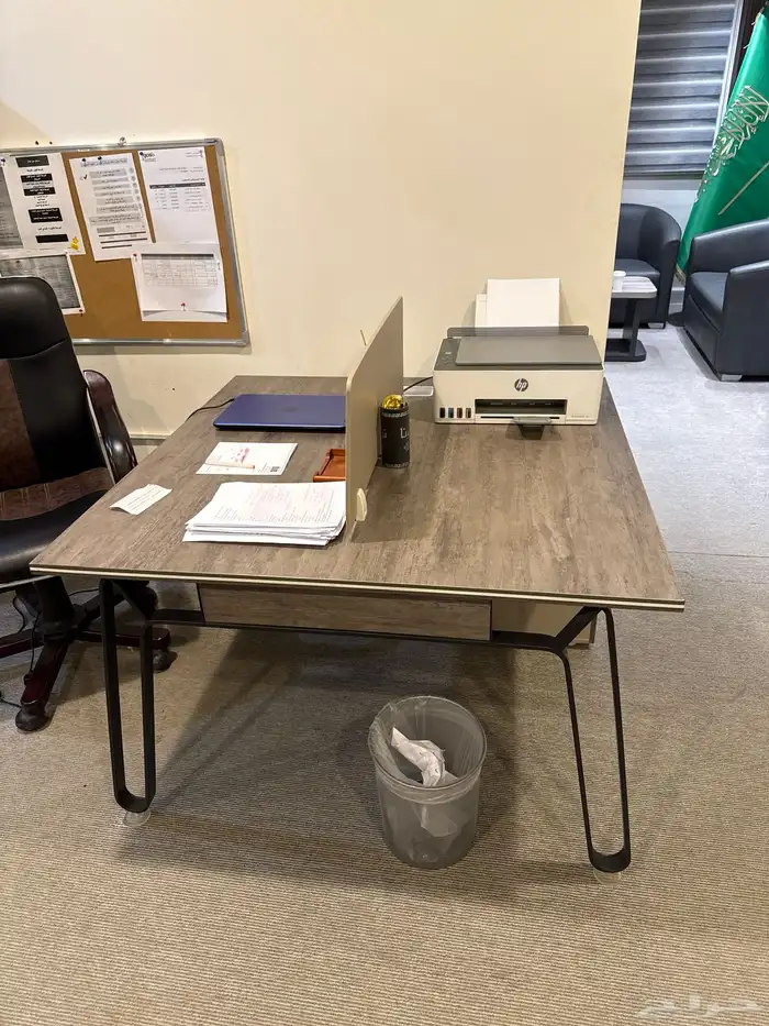 للبيع طاولة اجتماعات   بارتشن مع كراسي   نظيفة جدا 2