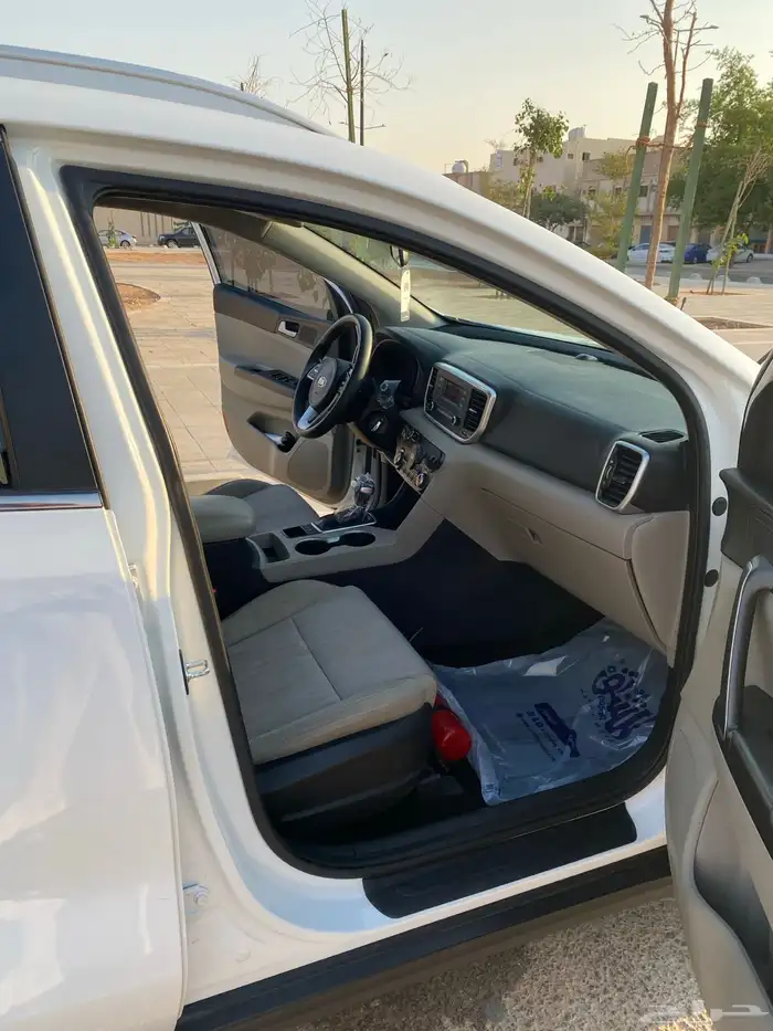 للبيع سيارة كيا 4