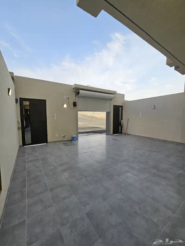 للبيع شقه ارضيه ببايكة سيارة وحوش وسيع ف ابها حي الزهور 1