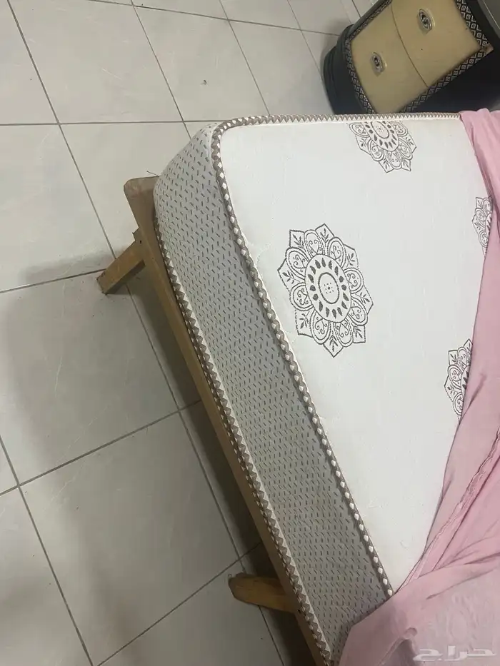 للبيع العاجل دولاب وشيفونيره ومرتبة طبية 1