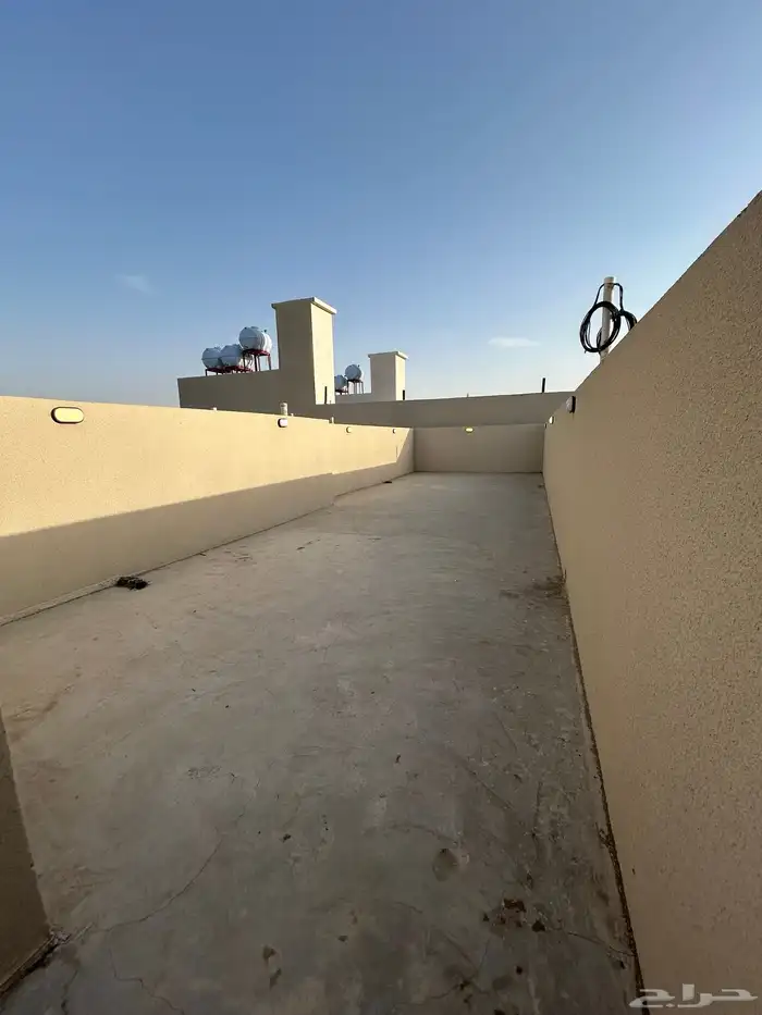 للبيع شقق فاخرة 6غرف وسطح خاص واصل جميع الخدمات دره الموسي 24