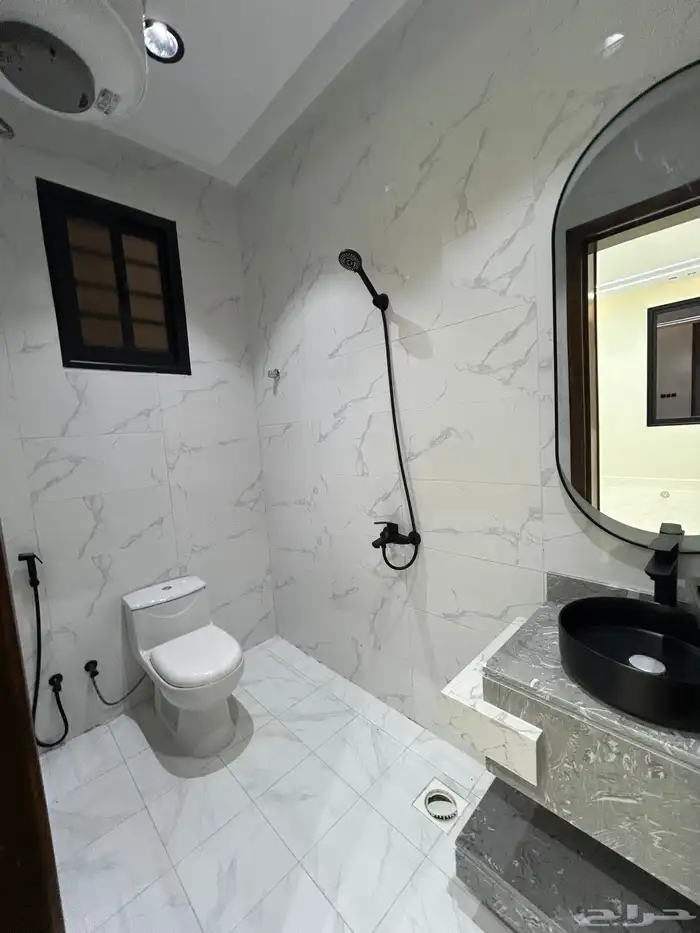 للبيع شقق فاخرة 6غرف وسطح خاص واصل جميع الخدمات دره الموسي 23