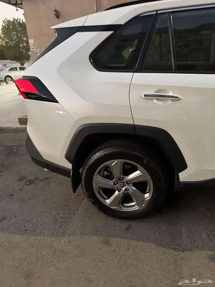 RAV4 2021 white hybrid Ltd 3