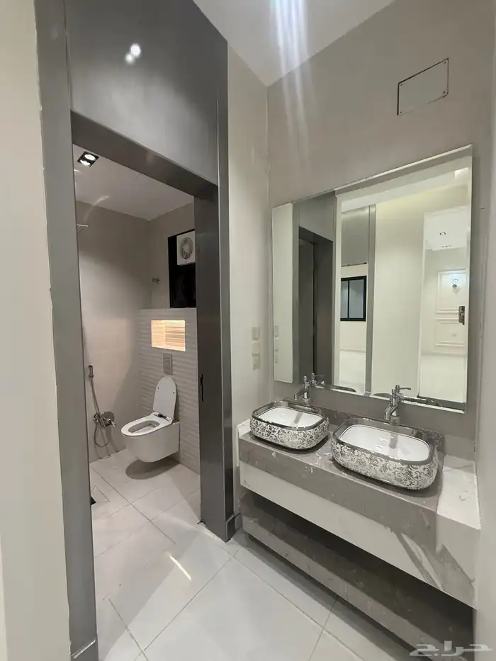 للبيع أرضي بحوش وشقق علويه بسطح خاص التحليه خميس مشيط 16