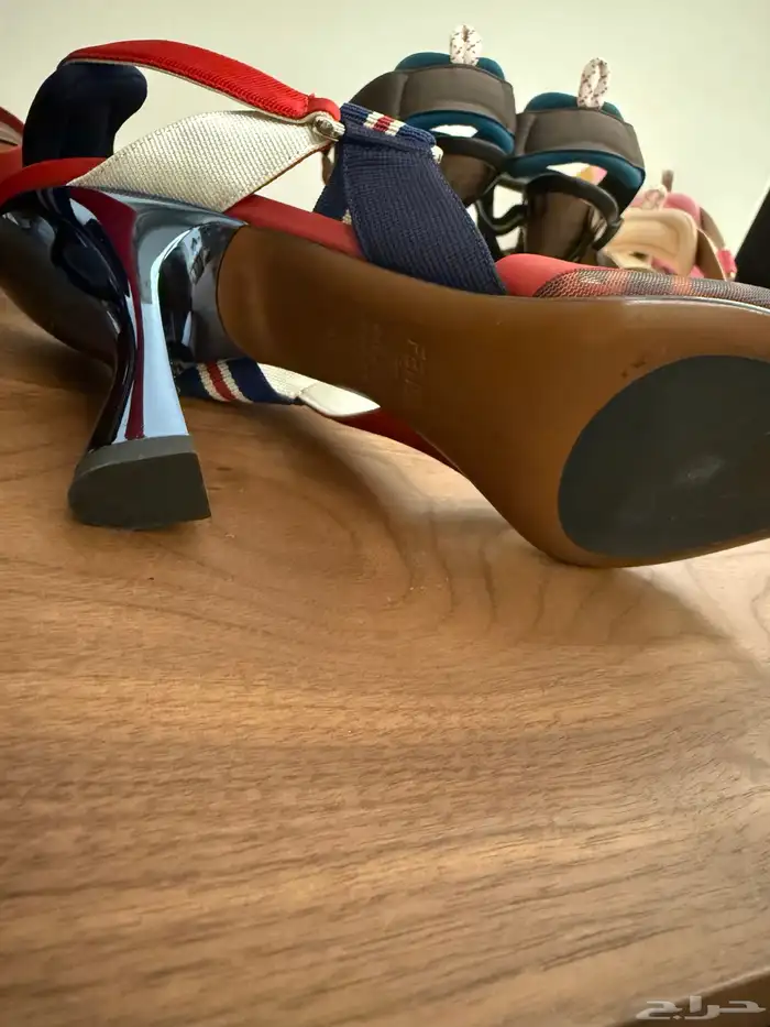 مجموعه من الصنادل والاحذيه من براندات عالميه جديد ومستخدم 37