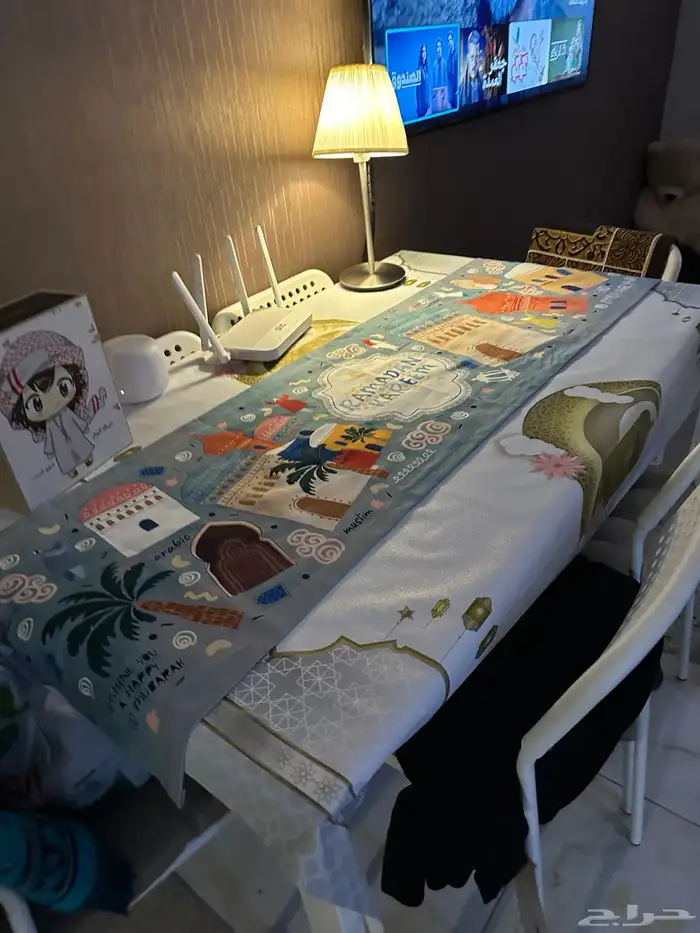 طاولة طعام من أيكيا   كراسي   وسادات   مفرش - فقط 500 ريال 1