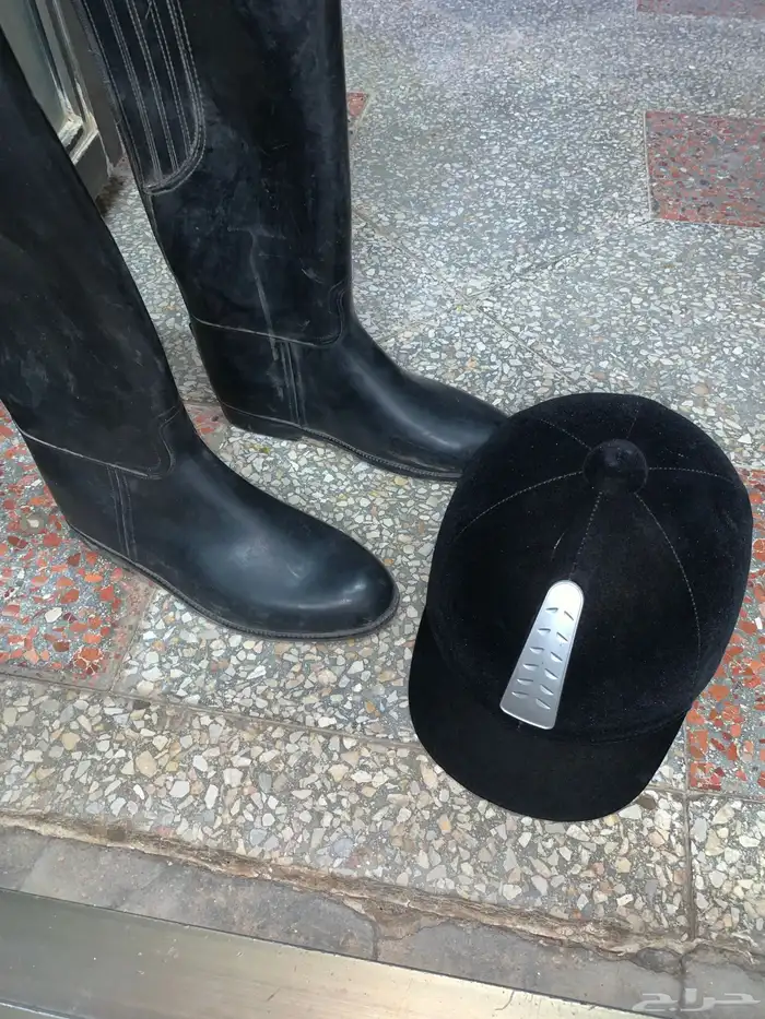 خوذه وبساطير فروسيه للبيع 0