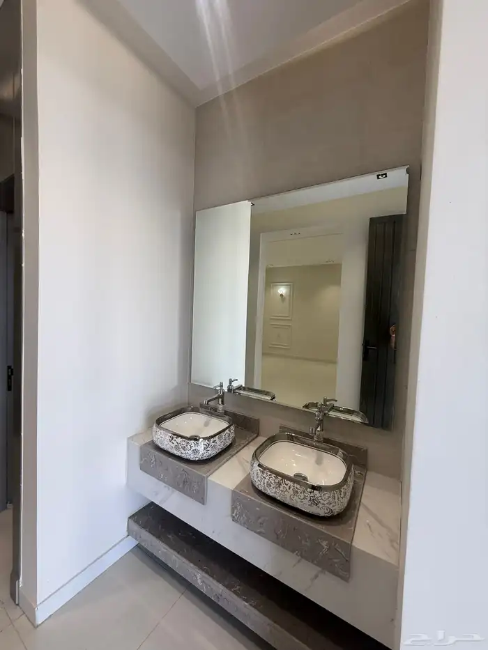 للبيع أرضي بحوش وشقق علويه بسطح خاص التحليه خميس مشيط 7