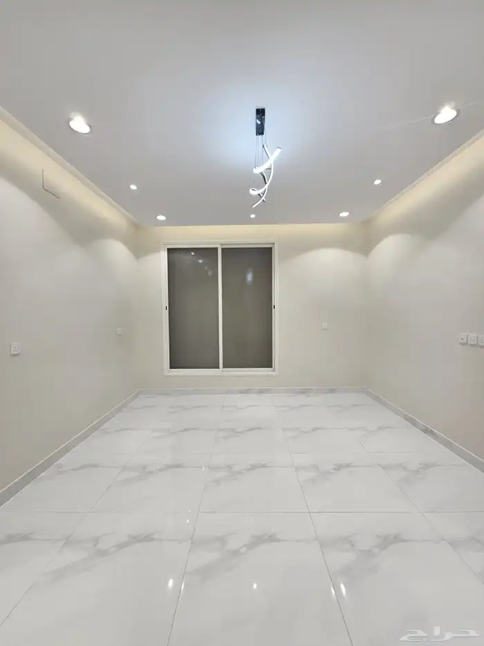 للبيع شقه ارضيه ببايكة سيارة وحوش وسيع ف ابها حي الزهور 7