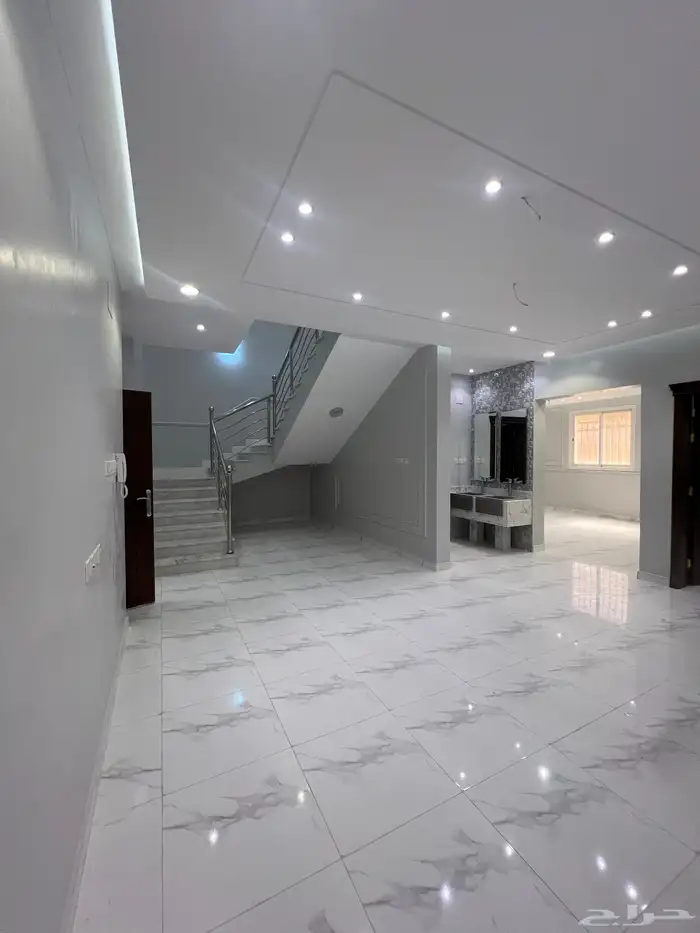 فرص للتمليك روف بملحق كبير vip حي النعمان قرب القاعدة الجوية 22