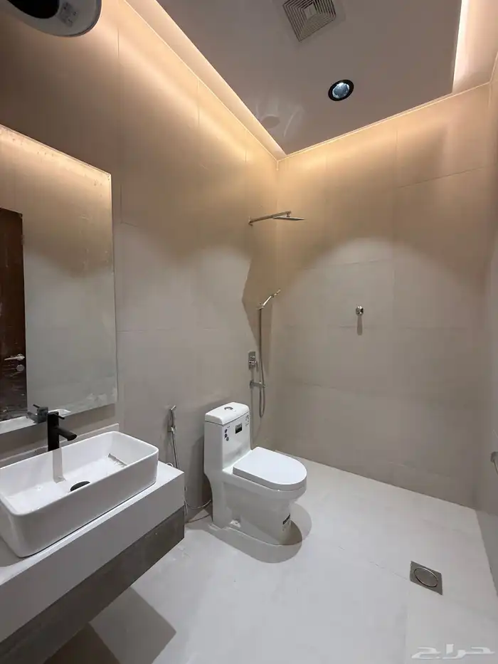 للبيع شقق علويه بملحق وشقق ارضيه بمداخل مستقله ف حي حسام 34