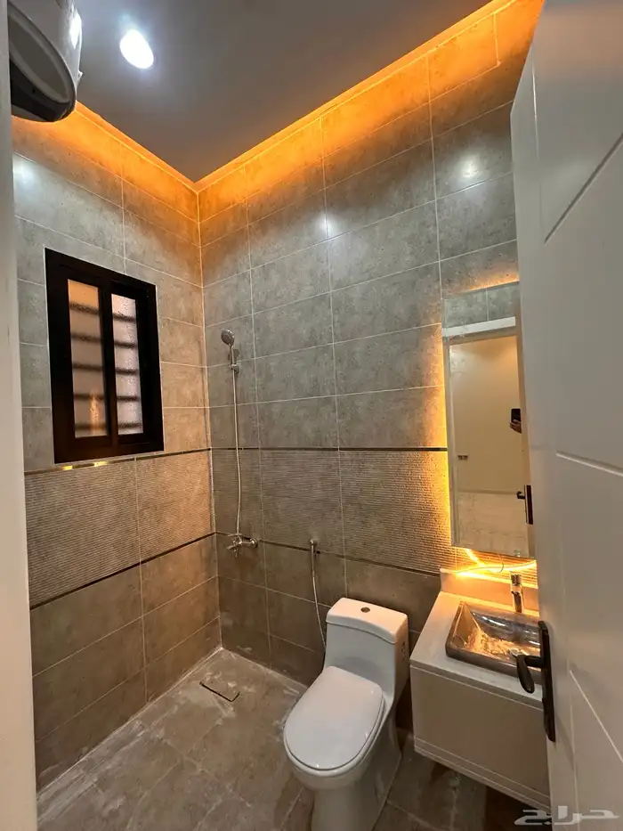 للبيع شقه ارضيه مدخل مستقل قريبه من دوار المنسك 17