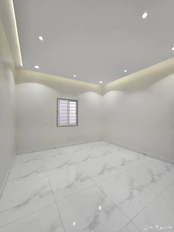 للبيع شقه ارضيه ببايكة سيارة وحوش وسيع ف ابها حي الزهور 14