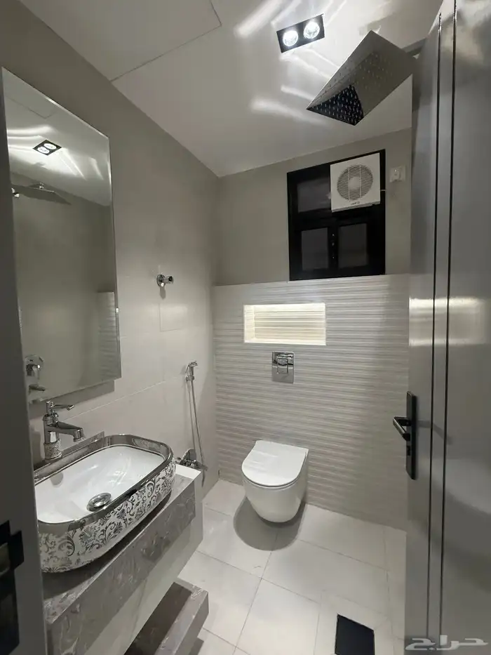 للبيع أرضي بحوش وشقق علويه بسطح خاص التحليه خميس مشيط 34