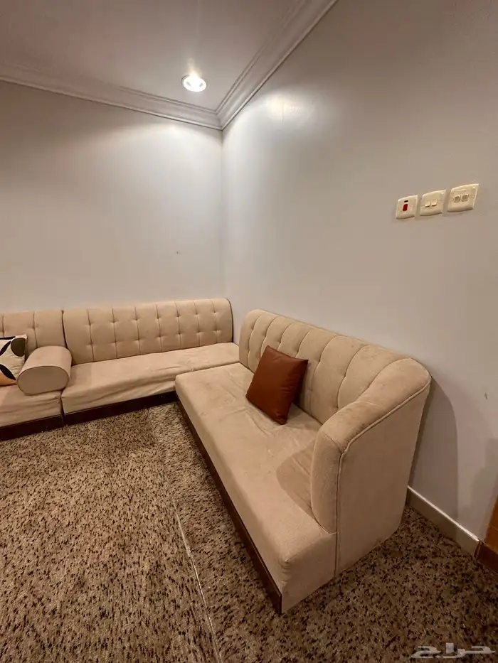 كنب مجلس مع طاولتين زوايا 2