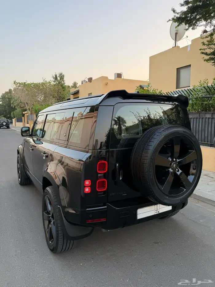 للبيع ديفندر 2023 6 سلندر HSE 110 2