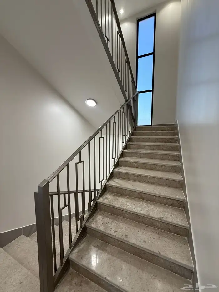 للبيع ارواف علويه وشقق ارضيه ببايكة سيارة ف احد رفيده 36