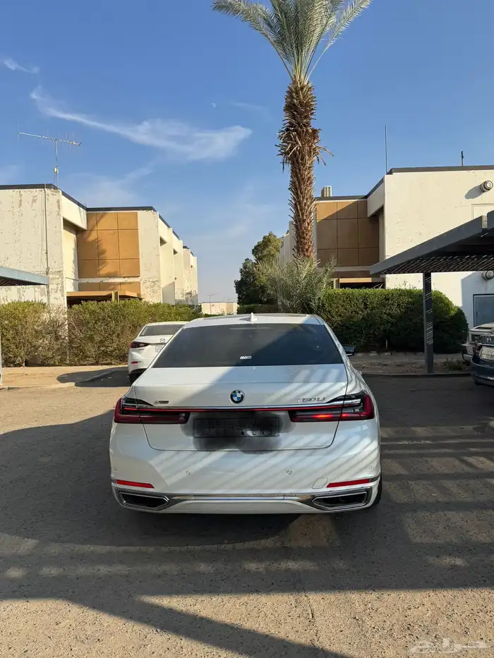 بي ام دبليو 2020 فئة 750 Li 12