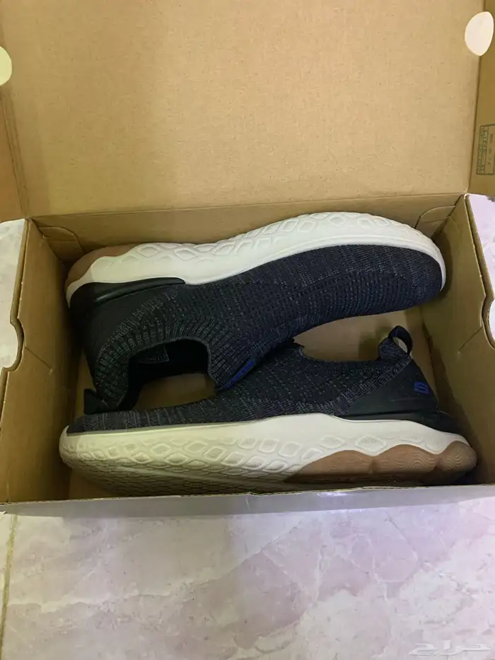 جزمة سكتشر مقاس 42 1