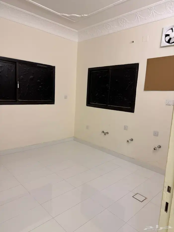 شقه عوائل للإيجار جده حي الجامعه 17