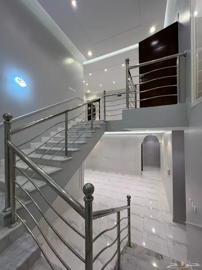 فرص للتمليك روف بملحق كبير vip حي النعمان قرب القاعدة الجوية 36