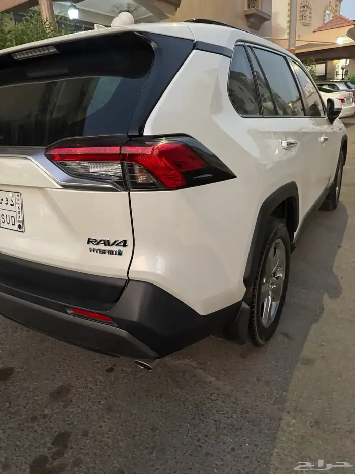 RAV4 2021 white hybrid Ltd 4