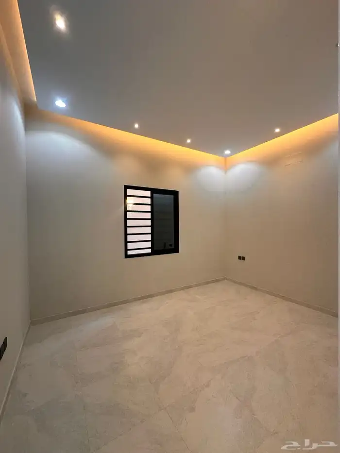 للبيع شقه ارضيه مدخل مستقل قريبه من دوار المنسك 10