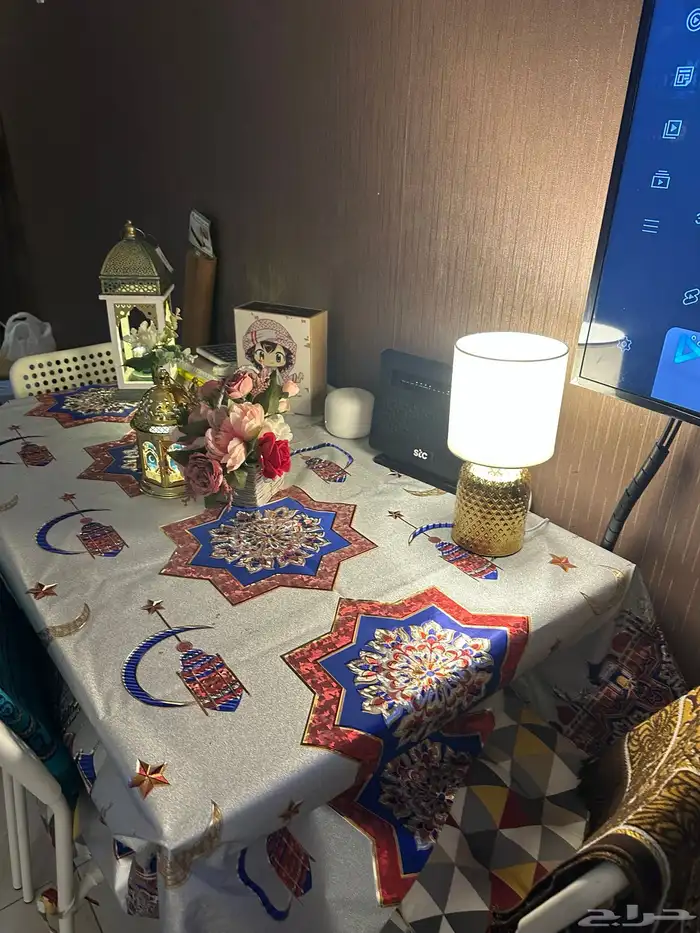 طاولة طعام من أيكيا   كراسي   وسادات   مفرش - فقط 500 ريال 0