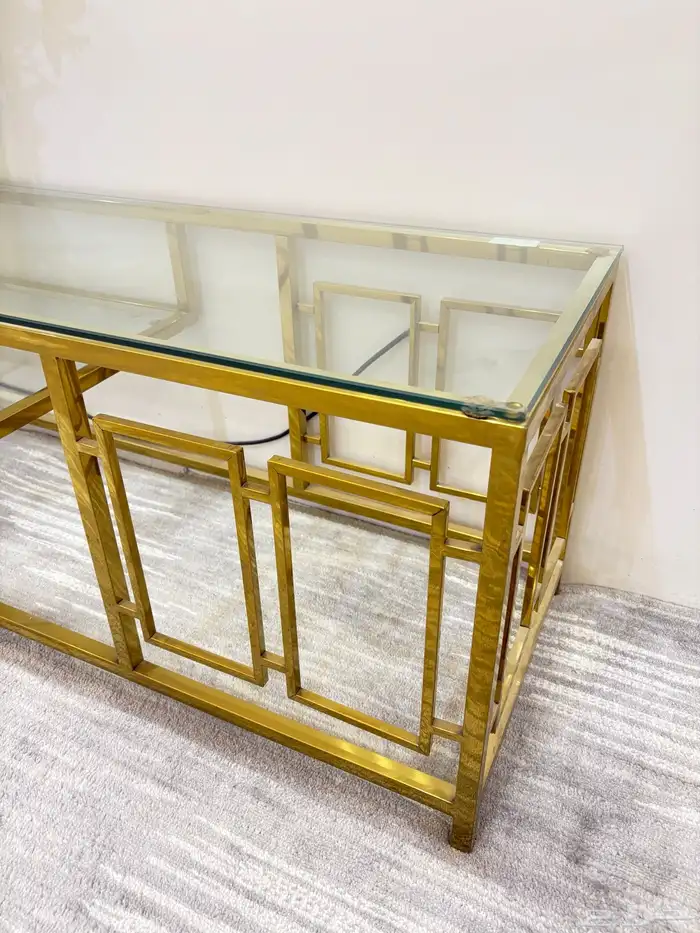 طاوله تلفزون ذهبي وقزاز جديده ونظيفه لها بس سنه 2