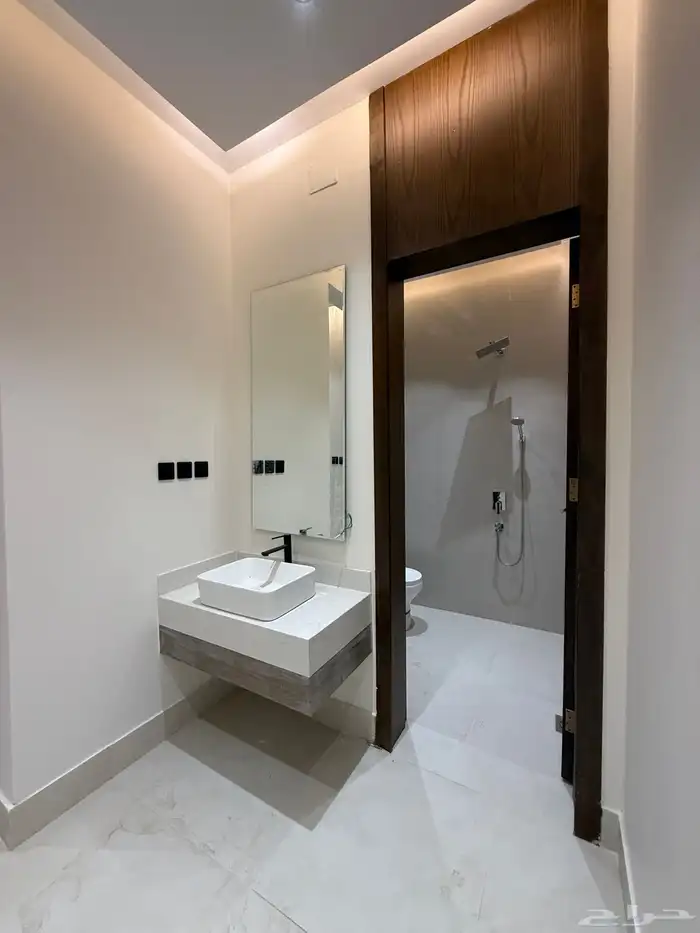 للبيع شقق علويه بملحق وشقق ارضيه بمداخل مستقله ف حي حسام 28