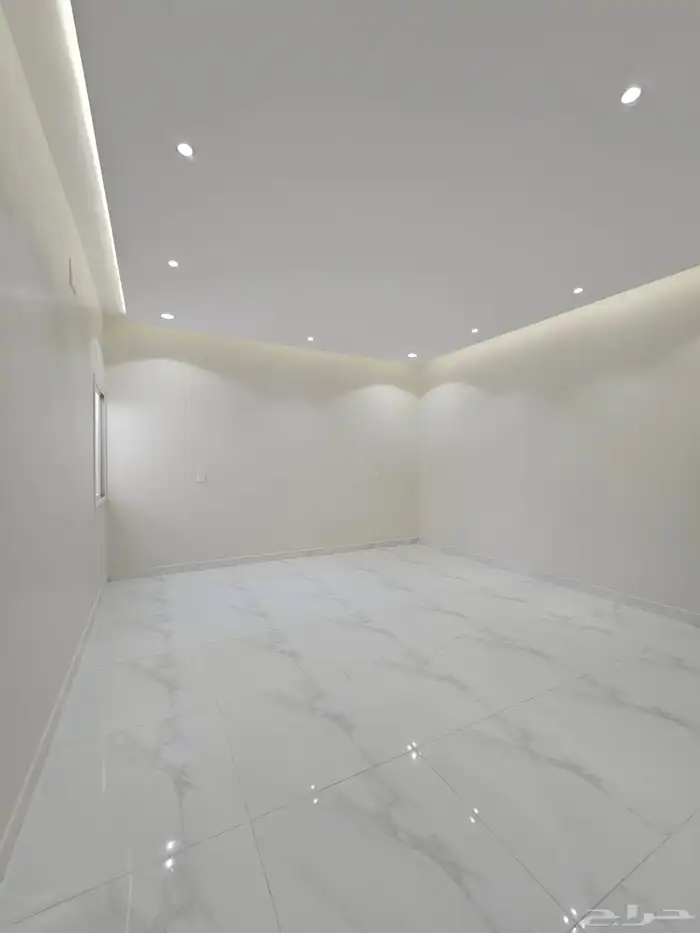 للبيع شقه ارضيه ببايكة سيارة وحوش وسيع ف ابها حي الزهور 13