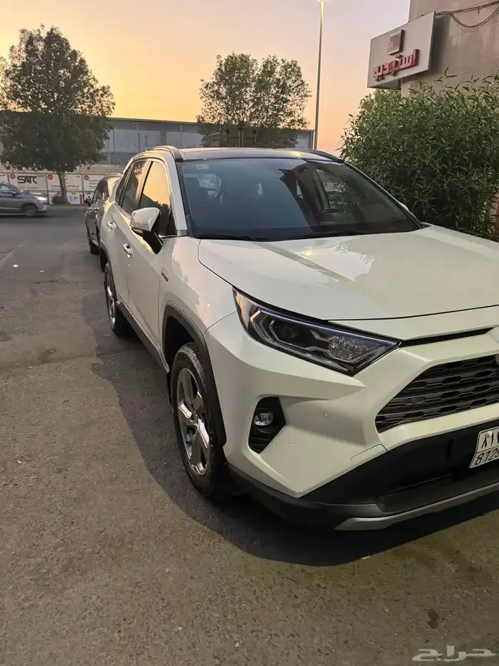 RAV4 2021 white hybrid Ltd 1