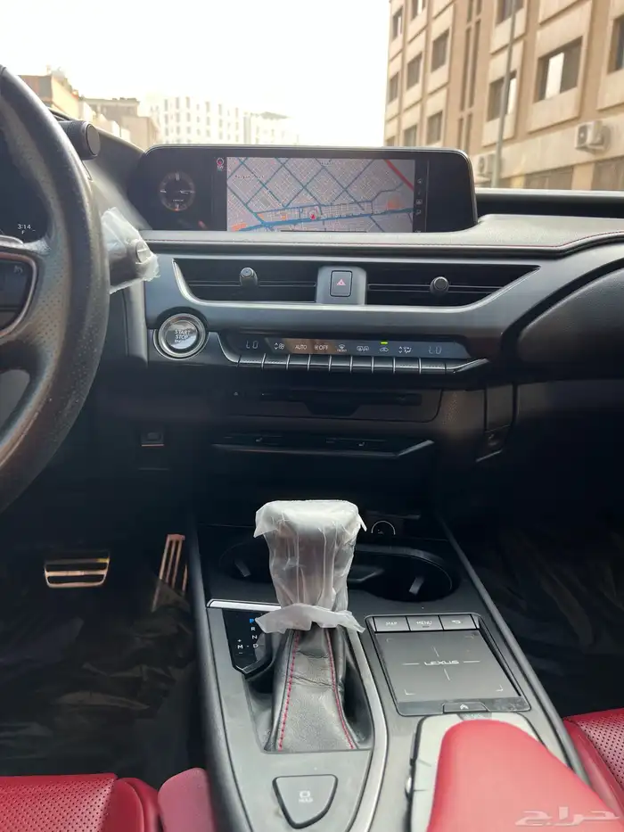 لكزسUX موديل 2019 فل كامل بنزين 32